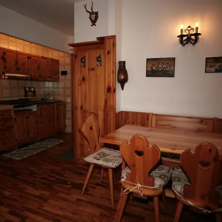 瓦尔法萨公寓 *