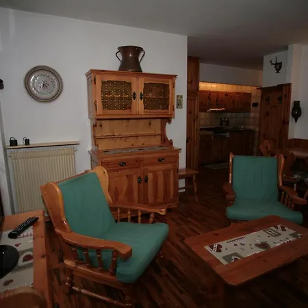 瓦尔法萨公寓 *